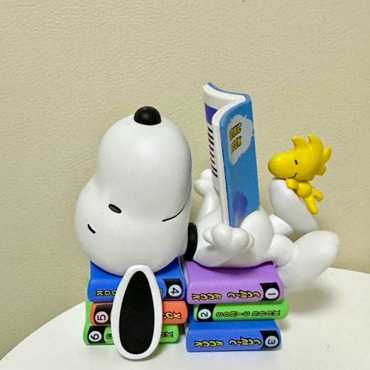 史努比看书的模样好可爱