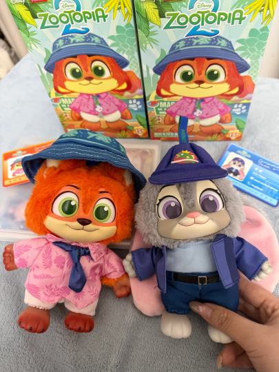 🦊重量参考：
240-250 接近240的是尼克 接近250的是豹警官 
🦊手感参考：
上下前后都很均匀 可以摇动 但空间不大 很好分辨

🦊个人觉得尼克还是二代这款最好看 第一次抽盲盒 一发入魂！！