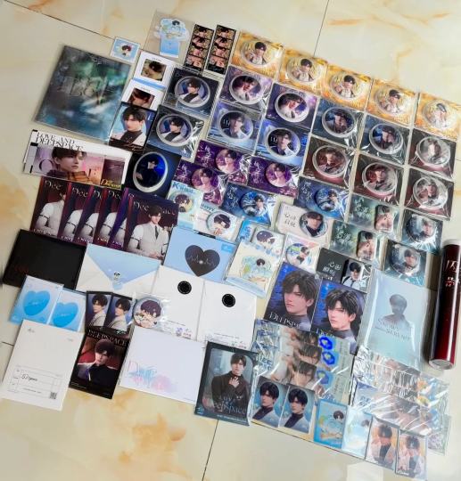 谁能帮我估估价？！退坑好久了….有人想收吗！！￼最好全盘还有一些零零碎碎没有在照片里会包装哦#聊得来可小刀 恋与深空 黎深 无人知晓时