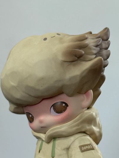 原图直出，我们Dimoo怎么不算氛围感小帅哥呢
心心念念的溜气球鸭最终还是下手了🥰
超可爱超有设计感的一只
羽毛🪶般翘起的头发和手上拽着的小鸭气球
都让人看的心都萌化了
无p无滤镜，来欣赏我们Dimo