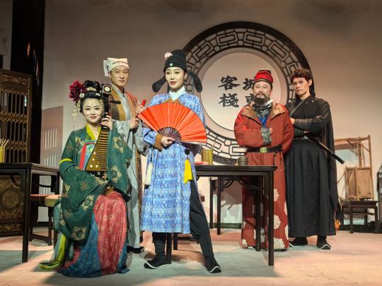 今天在豫园海上梨园，观看了《狄仁杰探案之城东客栈》
 🎭演员卡司阵容：

🕵️‍♂️岳超扮演的狄仁杰，形象上也非常像，台词功底深厚。

🎨周沐杰扮演的王先知，一直非常期待，看过他演的《大真探赵赶鹅》《