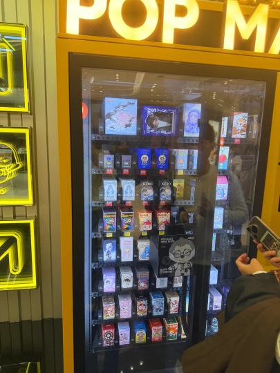 第一次在盒机看到 sp 吊卡……太惨了好吧还没两天，三姐妹齐齐盒柜站岗