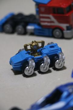 要说今年玩的最佳的玩具，我给布鲁可积木车系列投上一票
第一弹