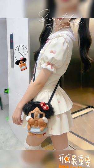 包包质感好到离谱，皮料和五金一看就是顶配。小小一个，但出门要装的口红手机纸巾都能塞下，斜挎在身上特别亮眼。性价比真的可以，这个做工自己背或者送闺蜜都是惊喜。属于那种一看就觉得你超会买的小东西！