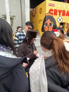 门口等朋友偶遇Molly～亲签到手