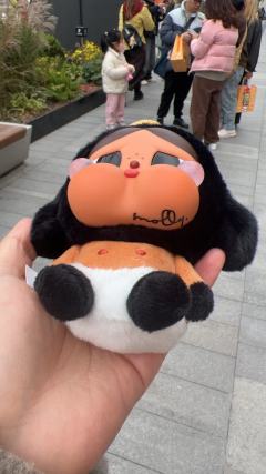 门口等朋友偶遇Molly～亲签到手