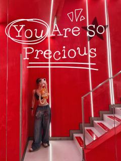 有的人手机挂件比手机还大🙃