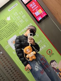 有的人手机挂件比手机还大🙃