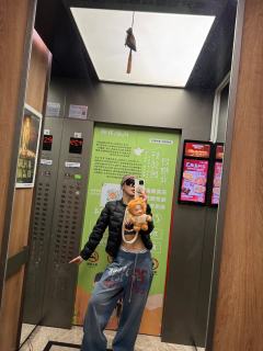 有的人手机挂件比手机还大🙃