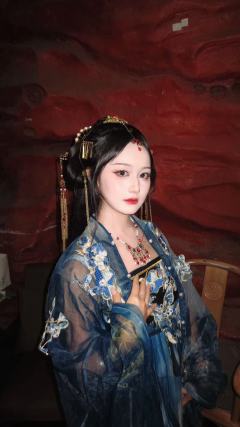 卫子谣，慧极必伤
“因为下意识，阿谣，爱的真心就是眼泪”
阿