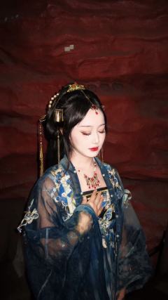 卫子谣，慧极必伤
“因为下意识，阿谣，爱的真心就是眼泪”
阿