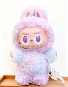 谁能拒绝圆滚滚的Labubu呀！腮红扑扑像揣着满心欢喜，毛绒