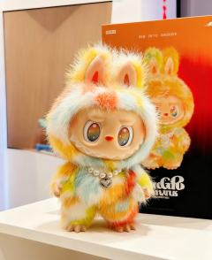 谁能拒绝圆滚滚的Labubu呀！腮红扑扑像揣着满心欢喜，毛绒