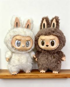 谁能拒绝圆滚滚的Labubu呀！腮红扑扑像揣着满心欢喜，毛绒