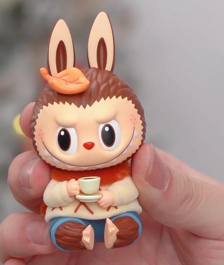 收到 好可爱啊 那小尾巴  头顶那片树叶   暖暖的围脖 手捧咖啡 好萌呀 😍😍😍