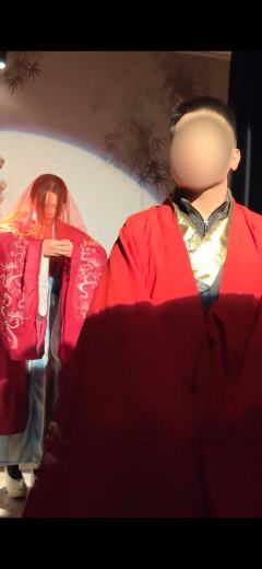 不识情愁枉少年,半壶浊酒醉尘缘。情难消受美人恩,仗剑江湖为红