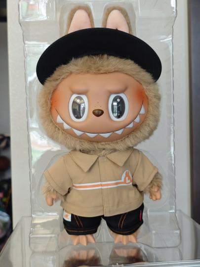 终于也是等到了泡泡玛特积分兑换=零元购新款黑皮仔了太香太香啦～还有谁没拥有新款黑皮仔Labubu？