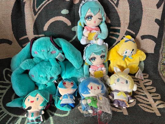 可爱的初音未来，镜铃音哔哩哔哩的小挂没有标，其它均带标，部分有牌毛绒玩偶公仔