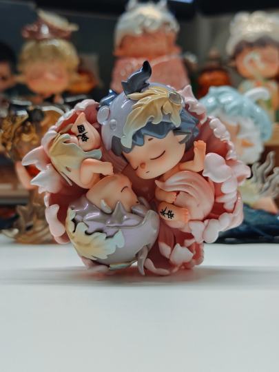 题山河渡
 
牡丹凝露抱永安，
山海归声入梦酣。
一寸童心藏国色，
枕中岁月共清欢。

这款MIMI山海听归声系列的山河渡，将牡丹的雍容与“家国永安枕”的文物意蕴融合，把国花的象征意义和家国情怀具象为