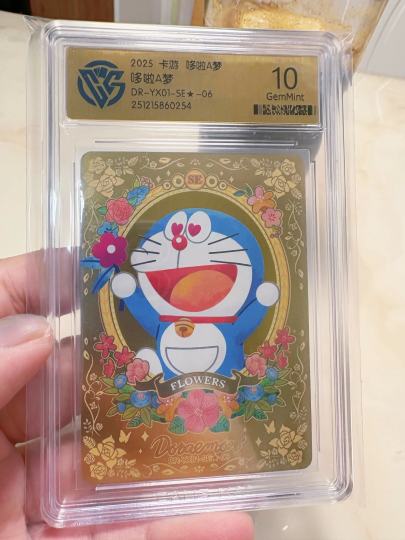 每个 IP 收一张的计划：哆啦A梦 搞定，喜欢这个金灿灿的卡，和我的雪王卡 猫和老鼠卡都是金灿灿的 ，漂亮极了(๑˃̵ᴗ˂̵)⛄️
其他 ip 也有这种金灿灿的卡请小伙伴们告诉我下 我去收 哈哈哈哈哈