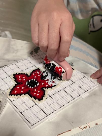 拼好豆说熨之前把烘焙布上的毛粘完要把豆子上的毛粘粘…🌚