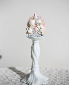 以光轻启鎏金之门—
盛况之境，万物共栖染缤纷。
—琉光曲