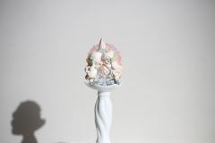 以光轻启鎏金之门—
盛况之境，万物共栖染缤纷。
—琉光曲