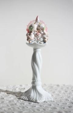 以光轻启鎏金之门—
盛况之境，万物共栖染缤纷。
—琉光曲