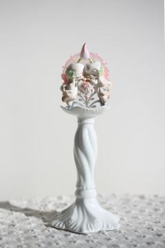 以光轻启鎏金之门—
盛况之境，万物共栖染缤纷。
—琉光曲