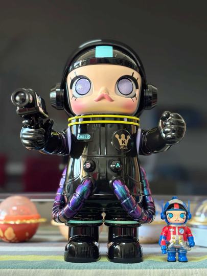 很喜欢的Molly400，很酷😎很帅！暗黑系色调，又有炫彩流金的设计，五彩斑斓的黑😎第一只Molly400体😁用了闪购一张1折券，到手897💰还是很阔以的😁给它买了一个底➕背镜面设计的高透收纳盒，干净