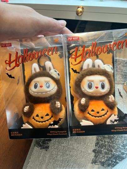 左边是最近拼多多百亿补贴买的，总感觉跟之前岛上买的很不一样，拼多多这个脸更突出，感觉没有右边的好看。求鉴定