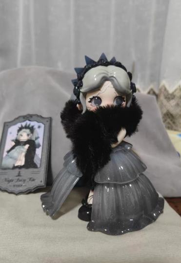 此款毛绒披肩确实别具一格，黑白灰的撞色设计大胆前卫，佩戴后整体效果令人眼前一亮。