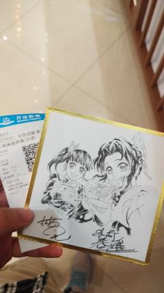 是我最近去电影院参加观影团得到的新周边，也是挺值的，虽然没推