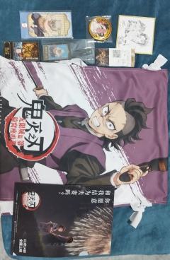 是我最近去电影院参加观影团得到的新周边，也是挺值的，虽然没推