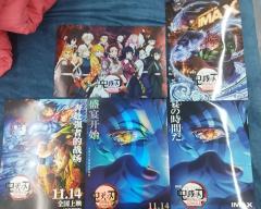 是我最近去电影院参加观影团得到的新周边，也是挺值的，虽然没推