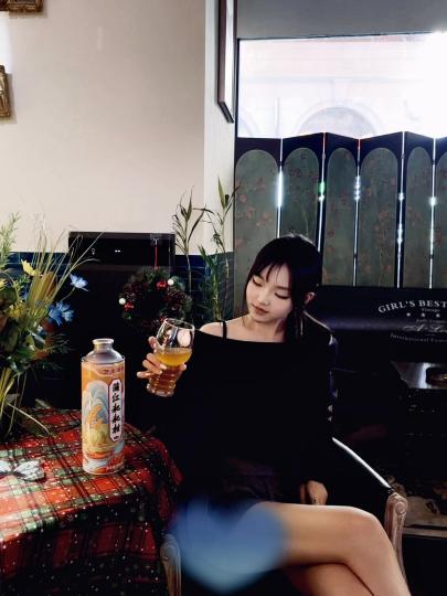 圣诞和柑橘也很搭~
十二月之后，天津各处都是圣诞的氛围。
才知道，四川还有一种柑橘叫粑粑柑，之前没听说过，所以这次特意选来喝。
这个泡沫是真的浓密。
清爽的奶香丝丝甜美，橘子瓣的味道也很具象，放置一会