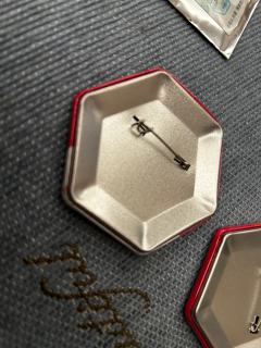 这个是正品的吗，别针有点不对劲啊