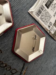 这个是正品的吗，别针有点不对劲啊