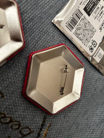 这个是正品的吗，别针有点不对劲啊