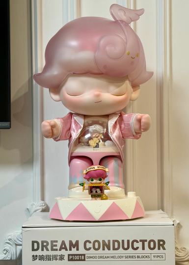 泡泡玛特真的太会营销了！
一只大娃空空荡荡总感觉少了点什么 dimo头发有种塑料感 衣服也不是很高级 手上的小提琴和各种场景都是要另外购买的 加上所有配件会更好看  也会增加一些特殊玩法～
因为是生日