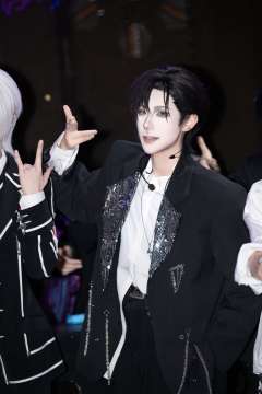 诡秘你的黑发泪痣男更新了…