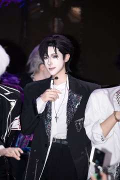 诡秘你的黑发泪痣男更新了…