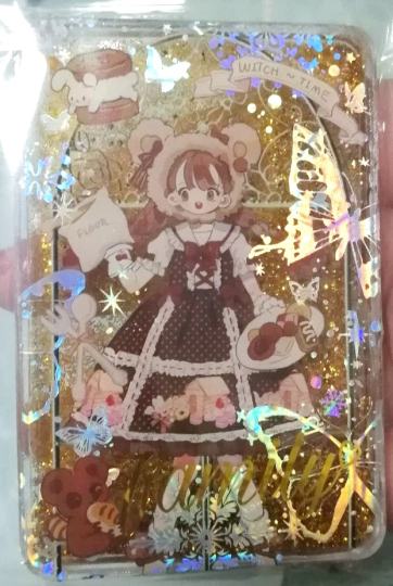 买了很多纯镭射，或者烫金烫银的胶带不知道怎么用，买一些流麻咕卡贴会很好贴，所有布灵布灵的镭射胶带都很适配。