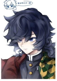 感觉画的不太成熟，但是他年纪确实不大
（并且还是卷毛娃娃脸）