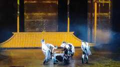 《叹春风》以刚柔并济的舞蹈语言，将东方男性的精神长卷徐徐展开