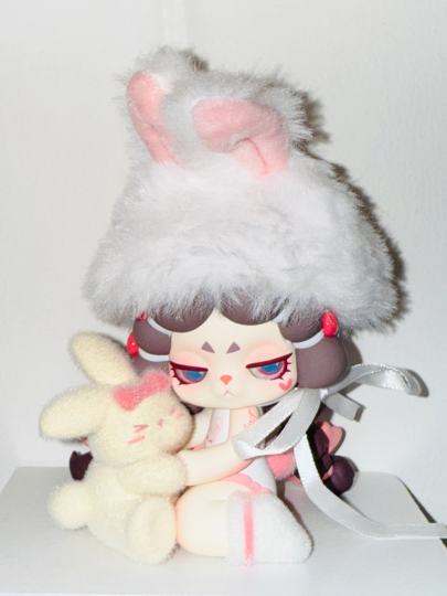 兔子小姐DoDoRaRa你好～喜欢小兔子￼一眼看中了dodoRaRa的心动少女粉白配色充满少女心～怀里抱着的是植绒小兔子哦自带毛茸茸的帽子！而且这个耳朵里有钢丝可以弯折哒