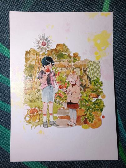 和纸大背景打底，装饰普通白卡；同系列胶带的搭建起小背景，再把人物贴上就大功告成啦！喜欢上拼贴就是如此简单！独一无二独属于自己的手工制品！