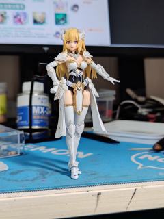 白花花的板件上给了一堆刻线和浮雕，不加点修饰感觉太浪费了。用