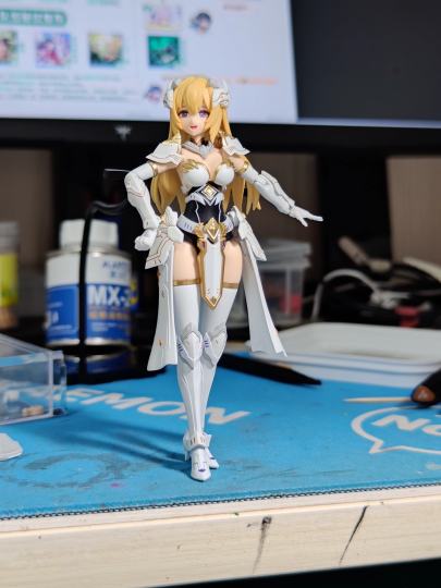 白花花的板件上给了一堆刻线和浮雕，不加点修饰感觉太浪费了。用迪斯派和国模联名的金色笔轻微渗线、补色，效果还不错。
胶女人本体组合度还行，关节部分怕会掰断还是先给涂了凡士林润滑。脖子的球关节装上就拆不下