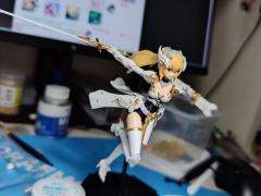 白花花的板件上给了一堆刻线和浮雕，不加点修饰感觉太浪费了。用